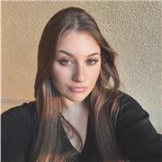 Studentessa universitaria impartisce lezioni per ITALIANO